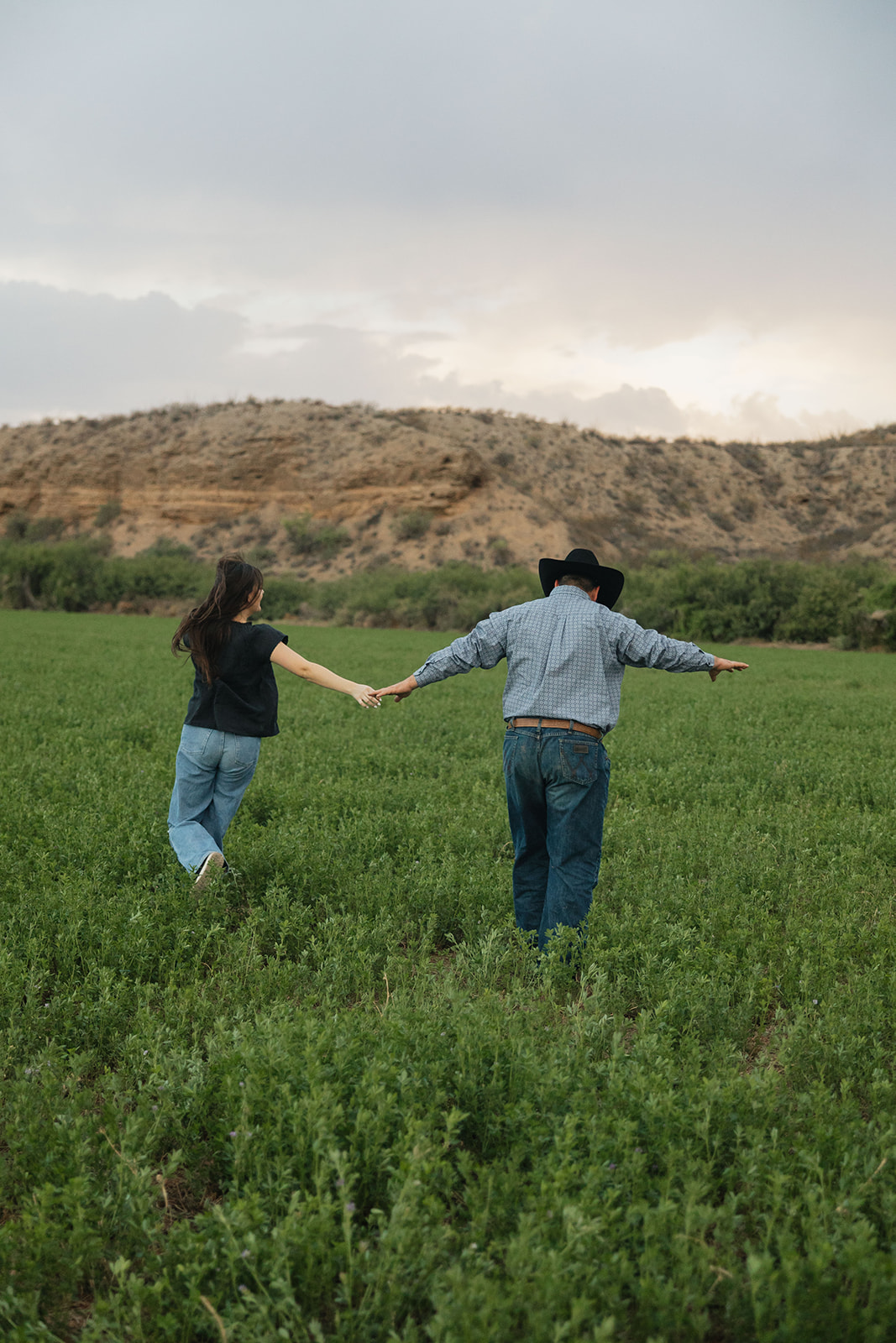 what to wear to your engagement photoshoot